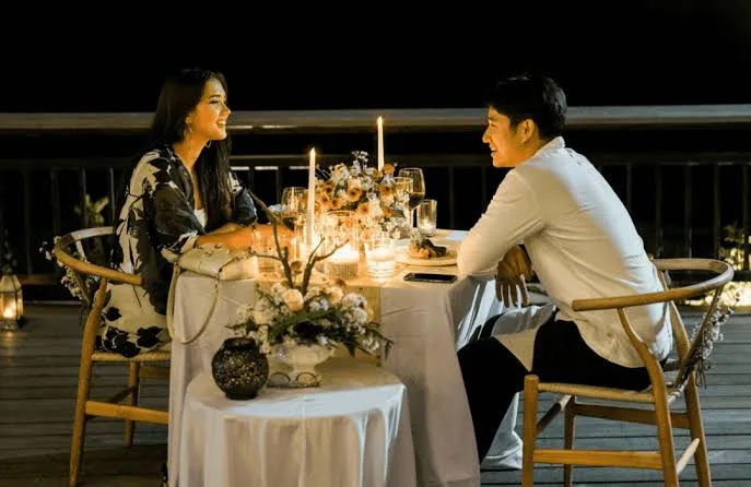 Elegantly decorated candlelit dining table for a romantic honeymoon dinner at Canna Bali by Bali Assist Co