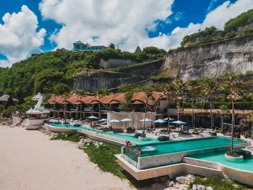 Scenic cliffside view of beach club and swimming pool at Melasti Beach Ungasan for The Discovery Day 6 by Bali Assist Co